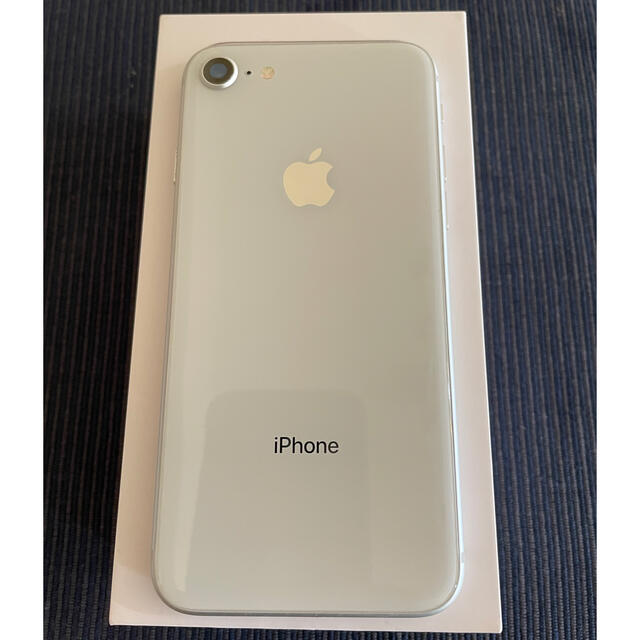 Apple(アップル)のiPhone 8 シルバー 64GB  simロック解除済 スマホ/家電/カメラのスマートフォン/携帯電話(スマートフォン本体)の商品写真