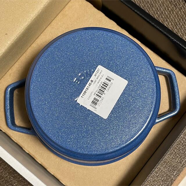 STAUB(ストウブ)のSTAUB ピコ ココット ラウンド ルミナスブルー 16cm インテリア/住まい/日用品のキッチン/食器(鍋/フライパン)の商品写真