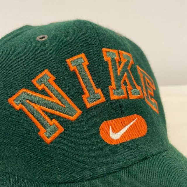 NIKE(ナイキ)の90s NIKEナイキ キャップ 刺繍ビッグロゴ USA古着 緑グリーンオレンジ メンズの帽子(キャップ)の商品写真
