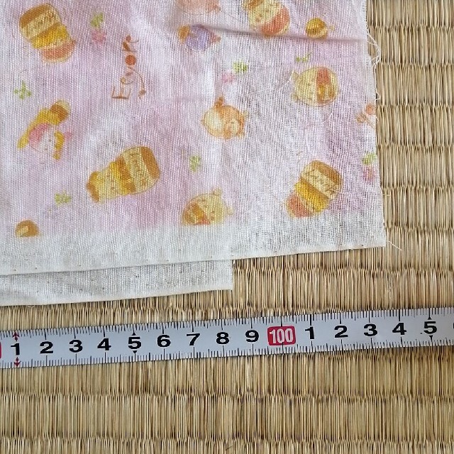 Disney(ディズニー)のウフフィ プーさん ダブルガーゼ ピンク ハンドメイドの素材/材料(生地/糸)の商品写真
