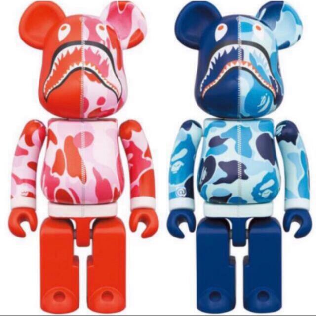 A BATHING APE(アベイシングエイプ)の超合金 BE@RBRICK BAPE ABC CAMO SHARK 2体セット エンタメ/ホビーのフィギュア(その他)の商品写真