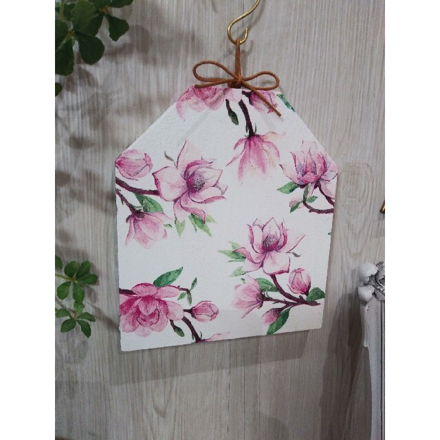 お家型インテリアボード　ピンクの木蓮×花のフラミンゴ ハンドメイドのインテリア/家具(インテリア雑貨)の商品写真