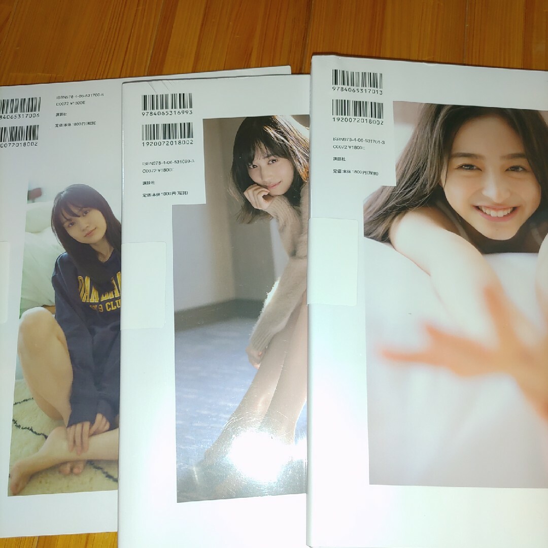 乃木坂の写真集とクリアファイル15枚とポスター5枚と最新シングル