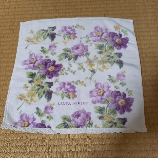 LAURA ASHLEY(ローラアシュレイ)のハンドタオル　LAURA ASHLEY　紫 レディースのファッション小物(ハンカチ)の商品写真