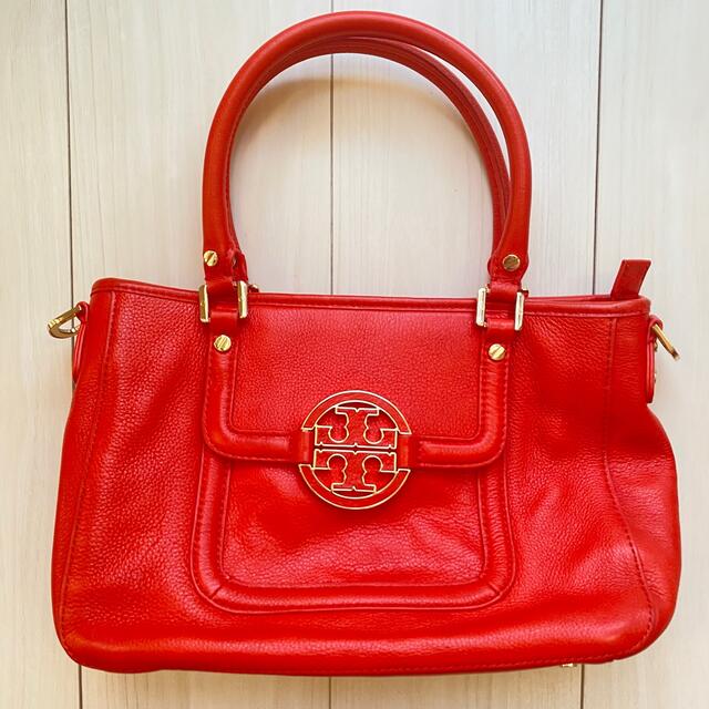 Tory Burch(トリーバーチ)の美品！トリーバーチ アマンダ ハンドバッグ ショルダーバッグ ロゴ 赤 レッド レディースのバッグ(ハンドバッグ)の商品写真