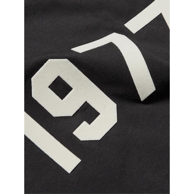 FEAR OF GOD(フィアオブゴッド)のエッセンシャルズ 1977 ブラック Tシャツ チャコール グレー M メンズのトップス(Tシャツ/カットソー(半袖/袖なし))の商品写真