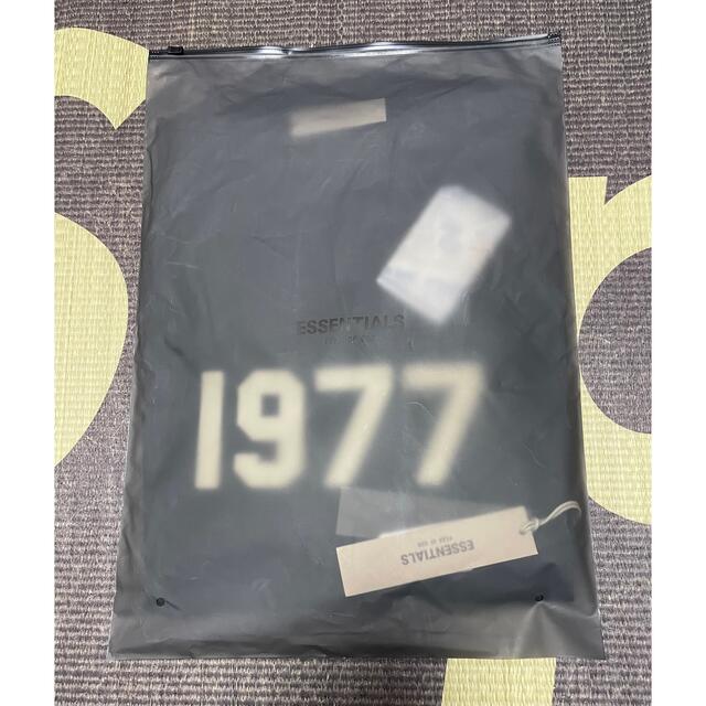 FEAR OF GOD(フィアオブゴッド)のエッセンシャルズ 1977 ブラック Tシャツ チャコール グレー M メンズのトップス(Tシャツ/カットソー(半袖/袖なし))の商品写真