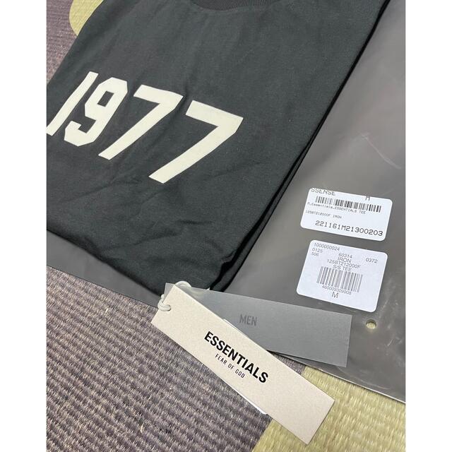 FEAR OF GOD(フィアオブゴッド)のエッセンシャルズ 1977 ブラック Tシャツ チャコール グレー M メンズのトップス(Tシャツ/カットソー(半袖/袖なし))の商品写真