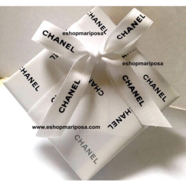 CHANEL(シャネル)のシャネルリボン🎀 白 ホワイト 10メートル 黒ロゴ入り 上質ラッピングリボン インテリア/住まい/日用品のオフィス用品(ラッピング/包装)の商品写真