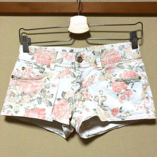 デイライルノアール(Delyle NOIR)のショートパンツ　デイライルノアール　花柄　タグ付き(ショートパンツ)