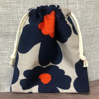 ハンドメイド　北欧風ネイビー花柄　コップ袋　巾着(外出用品)