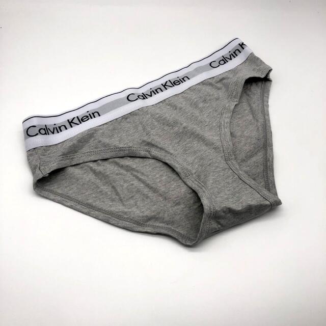 ck Calvin Klein(シーケーカルバンクライン)のカルバンクライン　レディース　上下セット　ブラ&ショーツ　灰　下着　Mサイズ レディースの下着/アンダーウェア(ブラ&ショーツセット)の商品写真