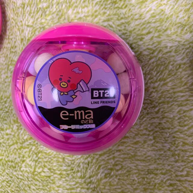 防弾少年団(BTS)(ボウダンショウネンダン)のBT21  ファミマ限定    e-maのど飴  TATA 食品/飲料/酒の食品(菓子/デザート)の商品写真