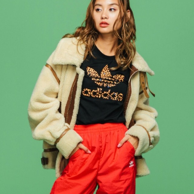 adidas(アディダス)のadidas 黒 Tシャツ 長袖 レオパード柄 トレフォイル 男性S カットソー メンズのトップス(Tシャツ/カットソー(七分/長袖))の商品写真