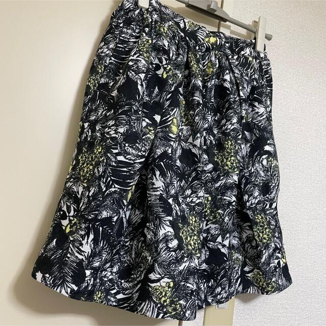FELISSIMO(フェリシモ)のブラック×ホワイト×イエローの花柄スカート レディースのスカート(ひざ丈スカート)の商品写真