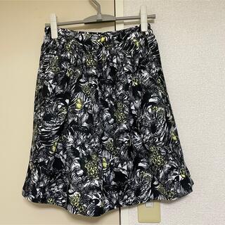 フェリシモ(FELISSIMO)のブラック×ホワイト×イエローの花柄スカート(ひざ丈スカート)