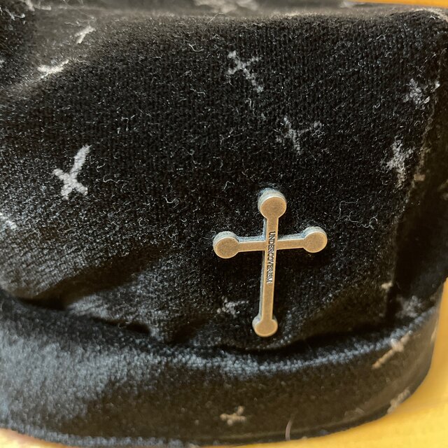 UNDERCOVER(アンダーカバー)のUNDERCOVER 2002AW 魔女期 総柄 十字架 ベロア キャスケット  メンズの帽子(キャスケット)の商品写真