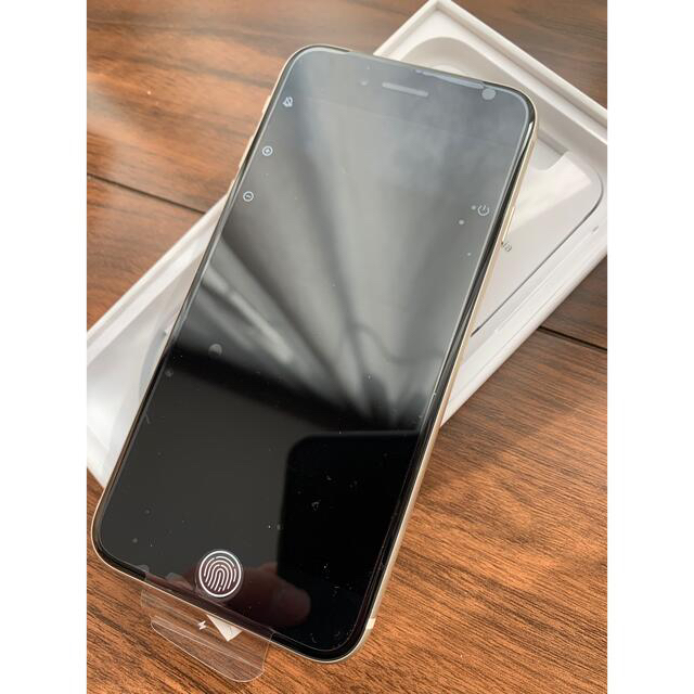 iPhone(アイフォーン)のiPhone se (第3世代) 128GB 新品未使用✨　スターライト スマホ/家電/カメラのスマートフォン/携帯電話(スマートフォン本体)の商品写真