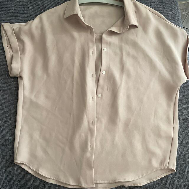 GU(ジーユー)のGU ベージュ薄手羽織り レディースのトップス(シャツ/ブラウス(半袖/袖なし))の商品写真