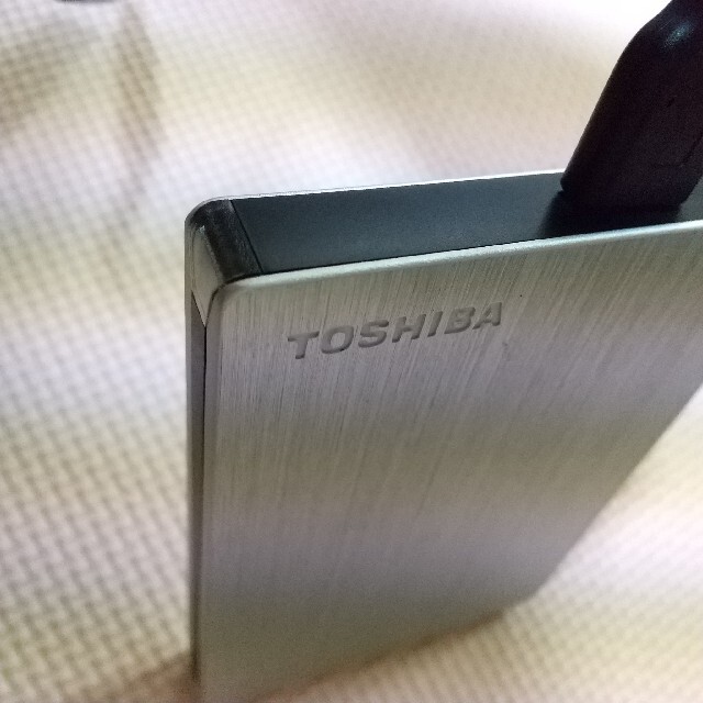 東芝(トウシバ)のジャンク品　TOSHIBA　外付けハードディスク　1TB スマホ/家電/カメラのPC/タブレット(PC周辺機器)の商品写真