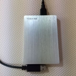 トウシバ(東芝)のジャンク品　TOSHIBA　外付けハードディスク　1TB(PC周辺機器)