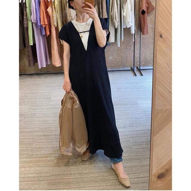 MEER. V neck pleated dress レディースのワンピース(ロングワンピース/マキシワンピース)の商品写真