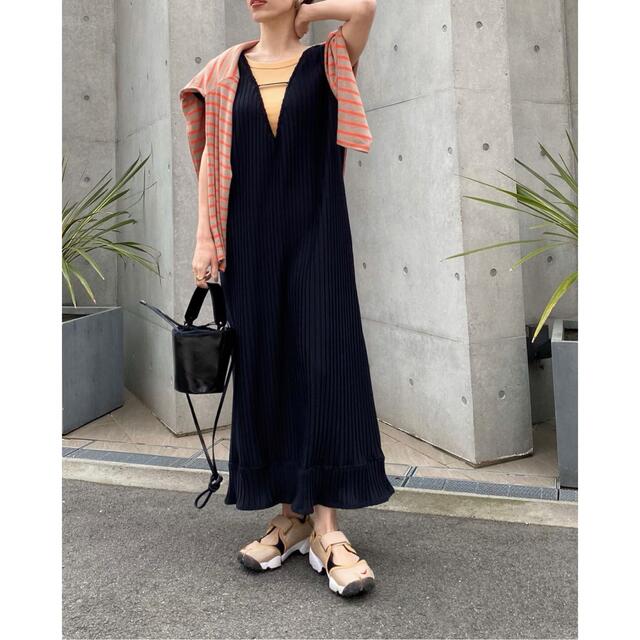 MEER. V neck pleated dress レディースのワンピース(ロングワンピース/マキシワンピース)の商品写真