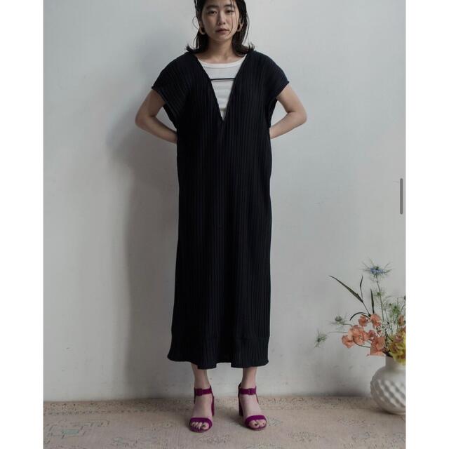 MEER. V neck pleated dress レディースのワンピース(ロングワンピース/マキシワンピース)の商品写真