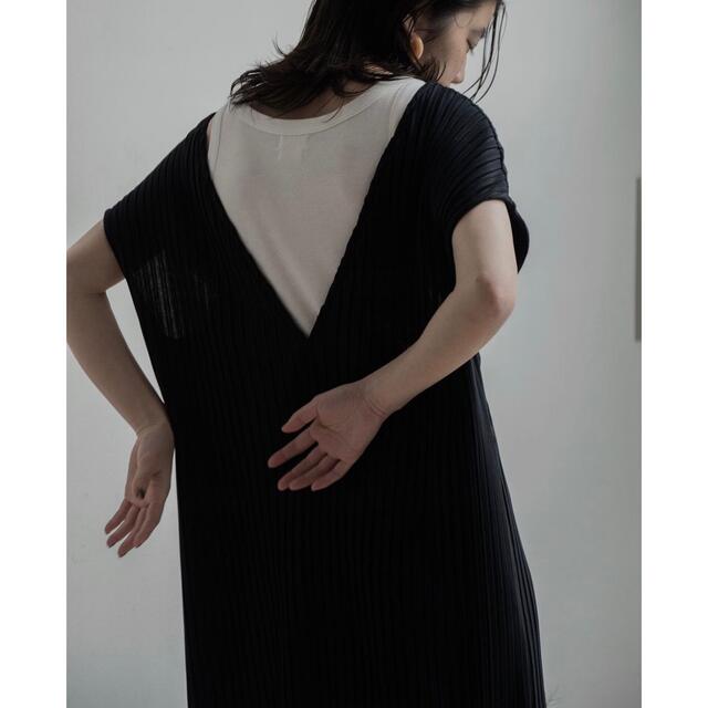 MEER. V neck pleated dress レディースのワンピース(ロングワンピース/マキシワンピース)の商品写真