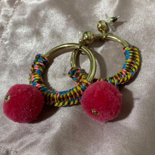 ローズバッド(ROSE BUD)のピアス　ぽんぽん付き(ピアス)