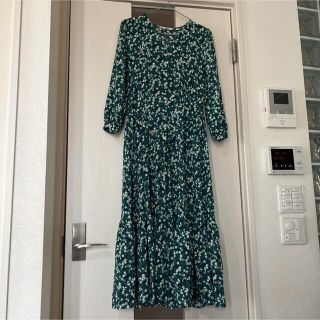 ユニクロ(UNIQLO)のUNIQLO 花柄ワンピース ロングワンピース　リバティ ワンピース　グリーン(ロングワンピース/マキシワンピース)