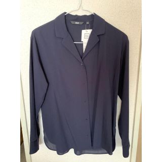 ユニクロ(UNIQLO)のレーヨンエアリーオープンカラーブラウス（長袖）ネイビー　Sサイズ　UNIQLO(シャツ/ブラウス(長袖/七分))