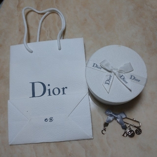 ディオール(Dior)の未使用品 ♪箱&紙袋付 ♪ディオールビューティー ブローチ - リボン(ブローチ/コサージュ)