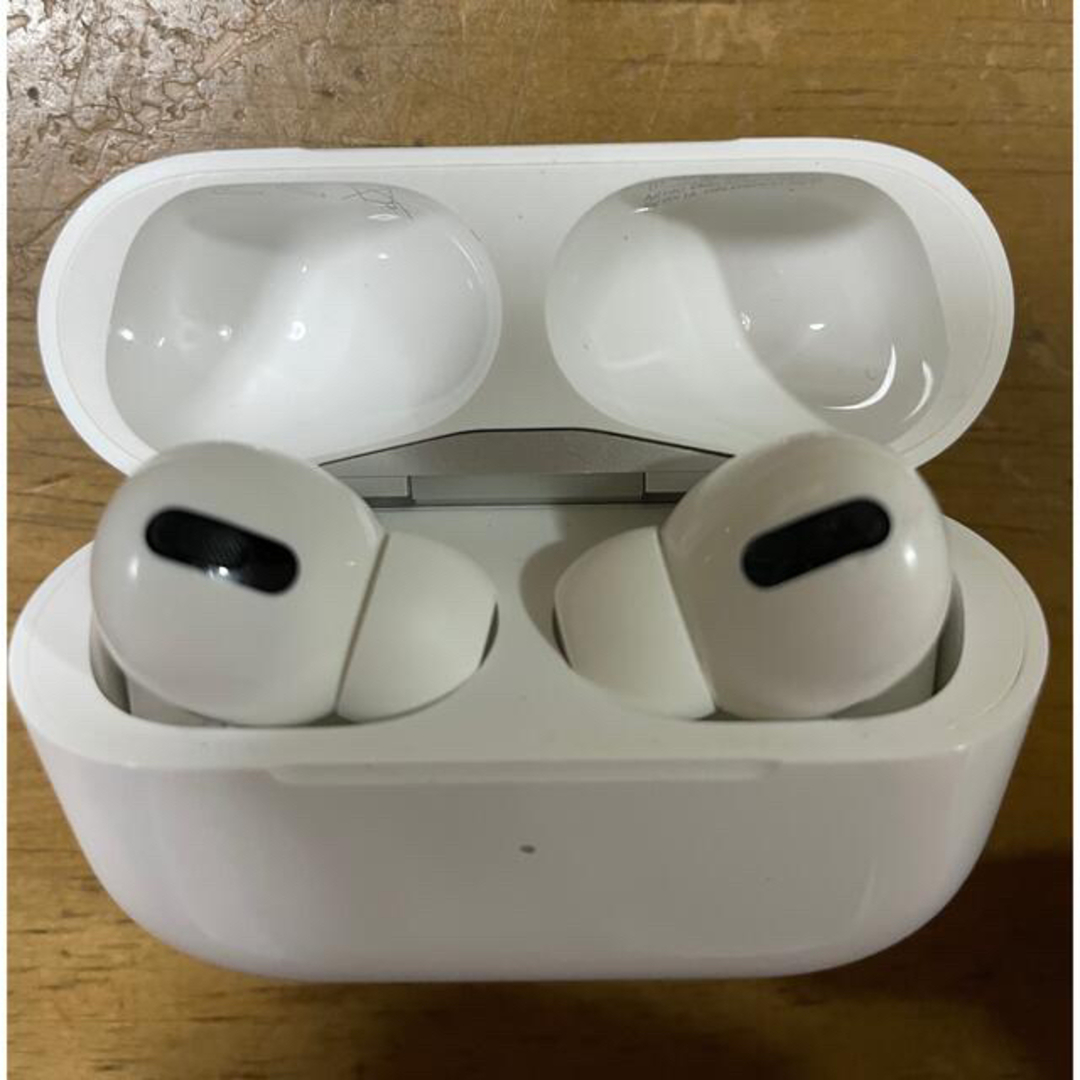 Apple(アップル)の【ジャンク扱い】airpods pro エアーポッズプロ　第一世代 スマホ/家電/カメラのオーディオ機器(ヘッドフォン/イヤフォン)の商品写真