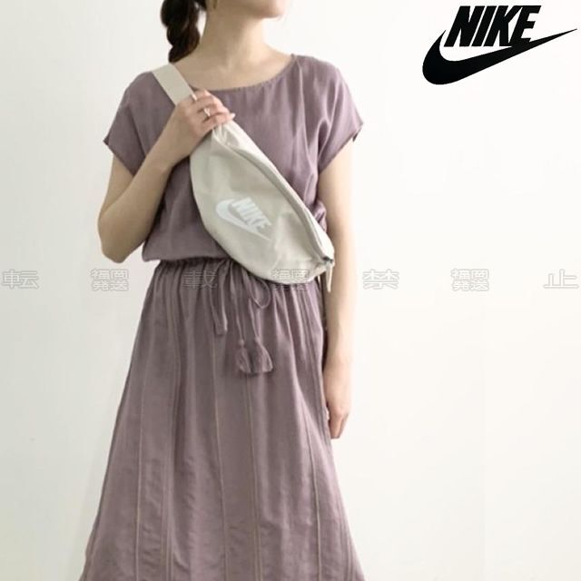 NIKE(ナイキ)のNIKE ナイキ ヘリテージ ウエストポーチ ベージュ レディースのバッグ(ボディバッグ/ウエストポーチ)の商品写真