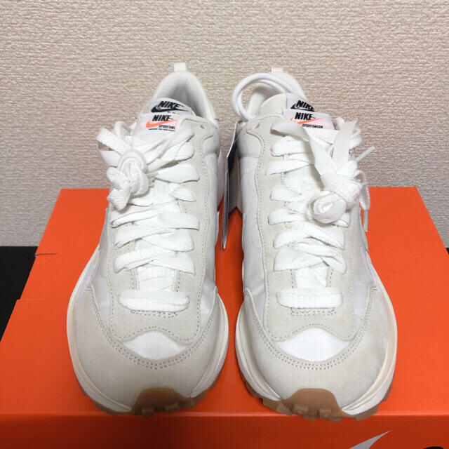 NIKE(ナイキ)の【新品】SACAI × NIKE VAPORWAFFLE WHITE メンズの靴/シューズ(スニーカー)の商品写真