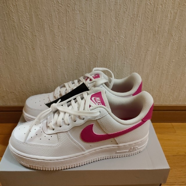 NIKE(ナイキ)の新品 ナイキ エア フォース 1 ’07  ホワイト　ピンクdd8959-102 レディースの靴/シューズ(スニーカー)の商品写真