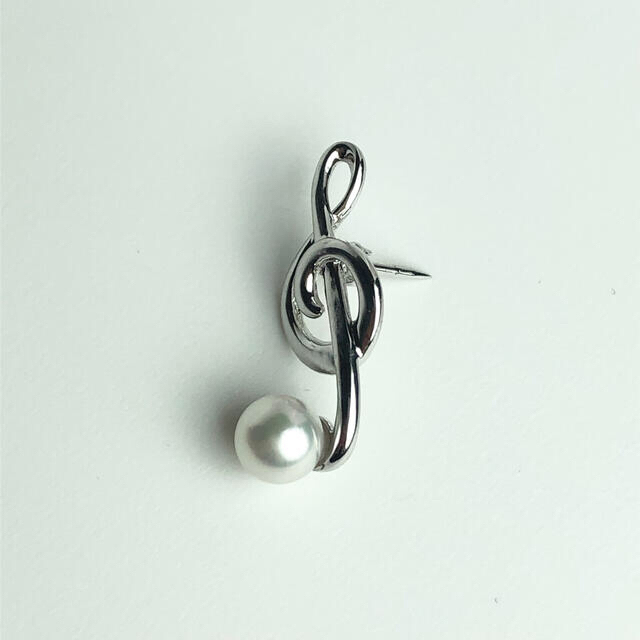 【新品】 可愛い あこや本真珠 ピンブローチ ト音記号 レディースのアクセサリー(ブローチ/コサージュ)の商品写真