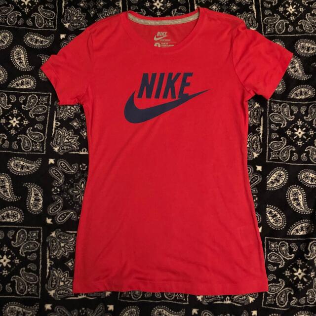 NIKE(ナイキ)の美品大人気 NIKE ナイキ Tシャツ レディース 赤 S レッド 定番ロゴ レディースのトップス(Tシャツ(半袖/袖なし))の商品写真