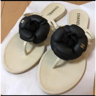 CHANEL カメリアサンダル 36 ホワイト モノトーン ビーチサンダル