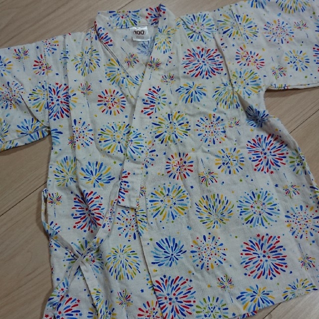 キッズ甚平  白地 花火柄  (100㎝) キッズ/ベビー/マタニティのキッズ服男の子用(90cm~)(甚平/浴衣)の商品写真