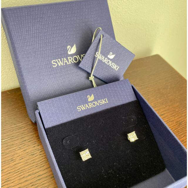 SWAROVSKI(スワロフスキー)の【お値引き中・新品・未使用】スワロフスキー　一粒型プリンセスカットピアス レディースのアクセサリー(ピアス)の商品写真