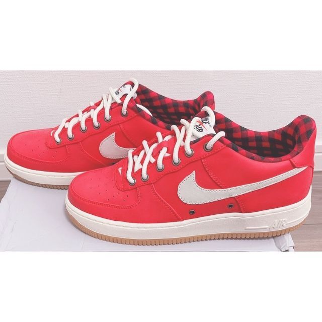 NIKE(ナイキ)のNIKE AIR FORCE 1 LV8(GS) 820438 601 レディースの靴/シューズ(スニーカー)の商品写真