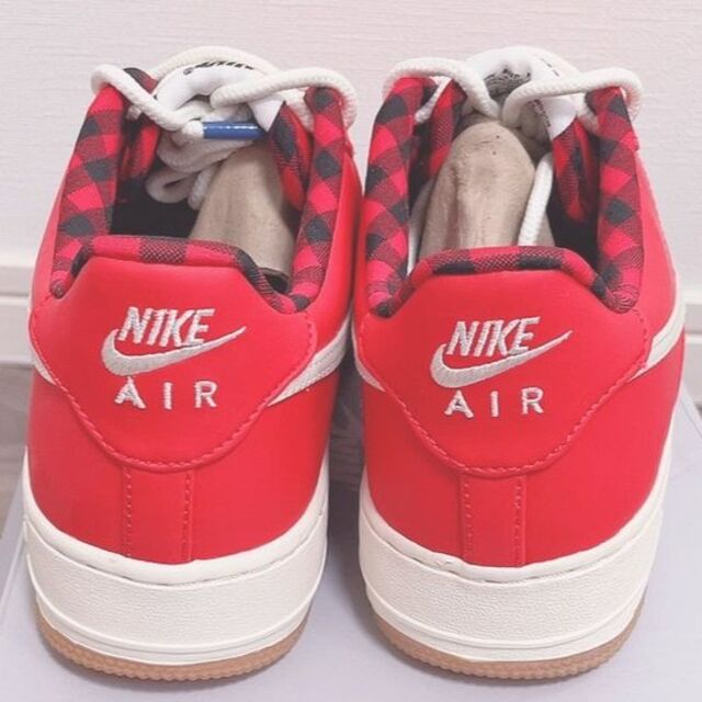 NIKE(ナイキ)のNIKE AIR FORCE 1 LV8(GS) 820438 601 レディースの靴/シューズ(スニーカー)の商品写真