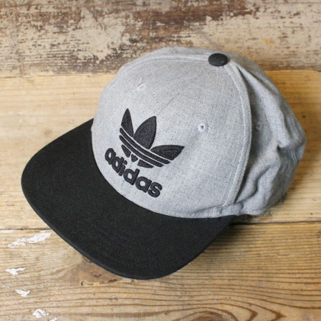 adidas(アディダス)のUSA adidas ロゴ 刺繍 キャップ 帽子 グレー フリーサイズss184 メンズの帽子(キャップ)の商品写真