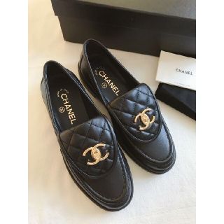 少し豊富な贈り物 22.5cm~23cm 35二分の一 レッド CHANEL ローファー 【新品本物】 ローファー 22.5cm~23cm 35二分の一 レッド CHANEL ローファー/革靴