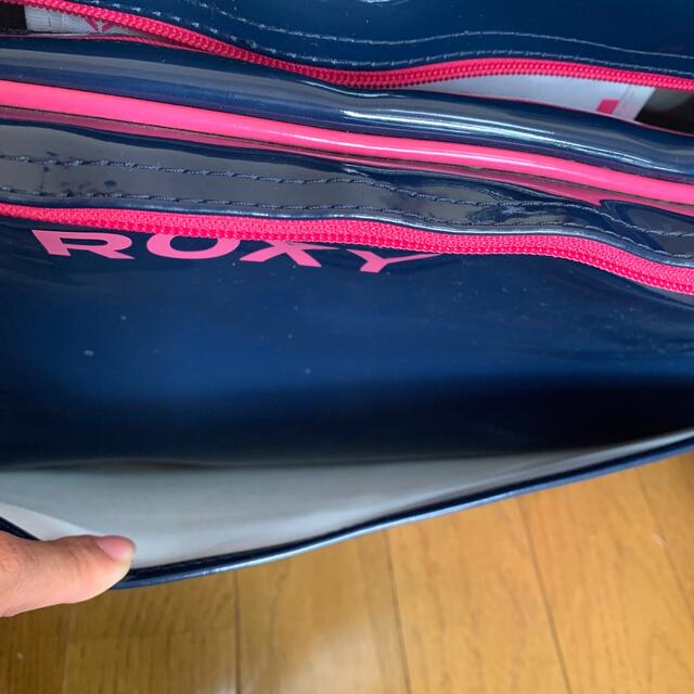 Roxy(ロキシー)のROXY エナメル　スポーツバッグ レディースのバッグ(ボストンバッグ)の商品写真