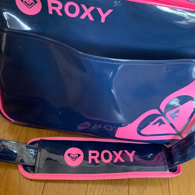 Roxy(ロキシー)のROXY エナメル　スポーツバッグ レディースのバッグ(ボストンバッグ)の商品写真