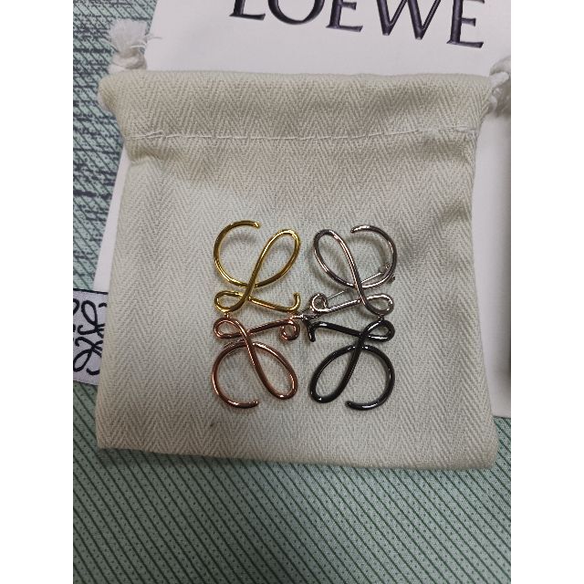 新作入荷限定SALE LOEWE - ロエベ アナグラム ブローチ 4色 loewe の