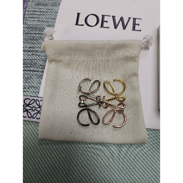 新作入荷限定SALE LOEWE - ロエベ アナグラム ブローチ 4色 loewe の